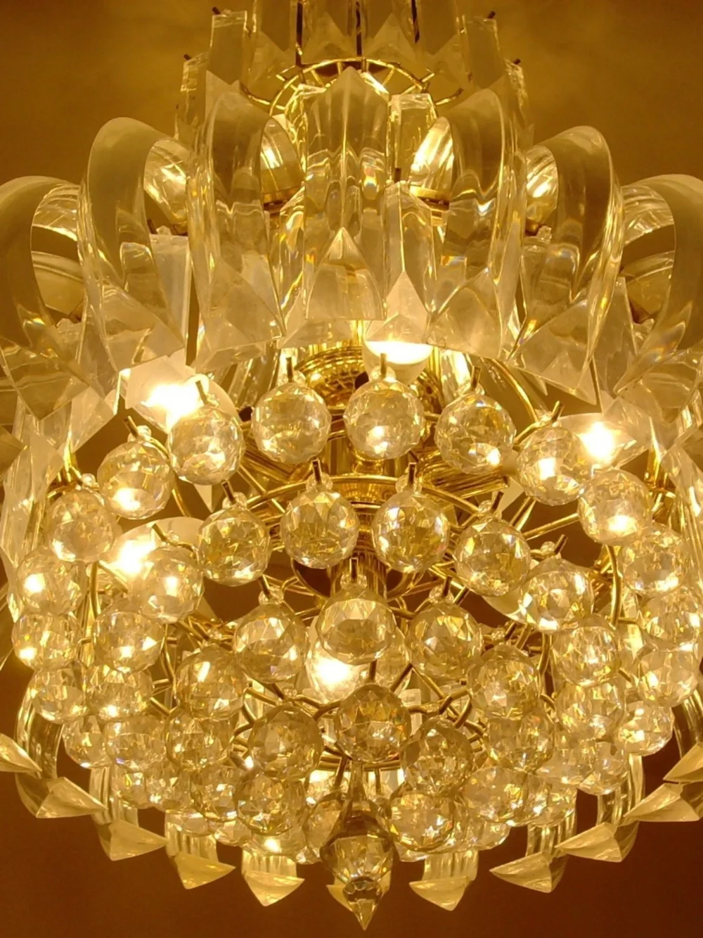Vintage Mid-Century Modern Lucite and Polished Brass Chandelier